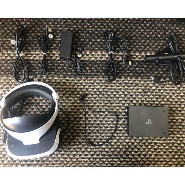 PlayStation VR(プレイステーションヴィーアール)のPlayStation VR 本体 Camera同梱版 ソフト付き 値下げ中！ エンタメ/ホビーのゲームソフト/ゲーム機本体(家庭用ゲーム機本体)の商品写真
