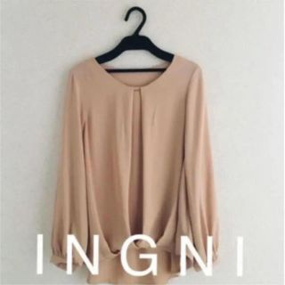 イング(INGNI)の2019新品★ I N G N Iイング★ピン付トロミ裾タックブラウス(シャツ/ブラウス(長袖/七分))