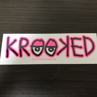 クルキッド(KROOKED)の【縦5.8cm横18cm】KROOKED ステッカー(スケートボード)