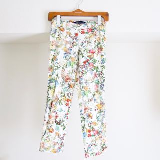 ザラ(ZARA)の【ZARA】ボタニカル 花柄アンクルパンツ(クロップドパンツ)