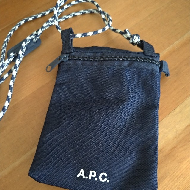 A.P.C(アーペーセー)のアーペーセー　サコッシュ　uomo付録 メンズのファッション小物(コインケース/小銭入れ)の商品写真