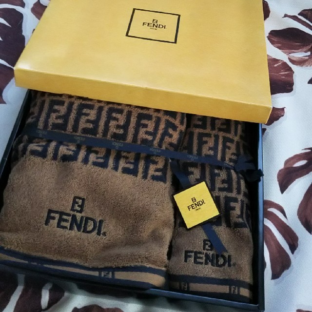 FENDI(フェンディ)のFENDIバスタオル＆フェイスタオルセット☆ インテリア/住まい/日用品の日用品/生活雑貨/旅行(タオル/バス用品)の商品写真