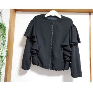 ザラ(ZARA)の新品値札付　定価6,990円　ZARA　フリルが可愛いジャケット(ノーカラージャケット)