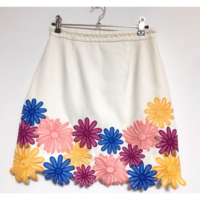 Lily Brown フラワー刺繍台形スカート 花柄 | フリマアプリ ラクマ