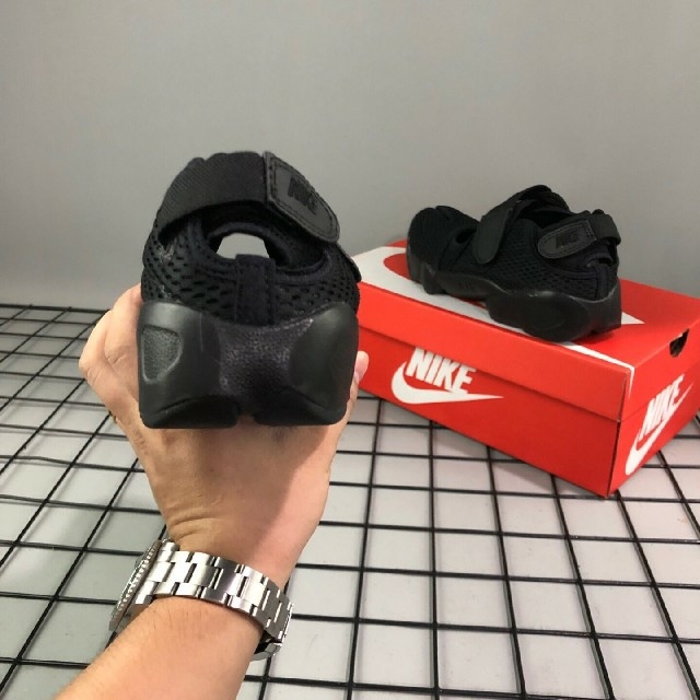 NIKE(ナイキ)のNike Air Rift QS ナイキ ウィメンズ エアリフト ゴールド レディースの靴/シューズ(スニーカー)の商品写真