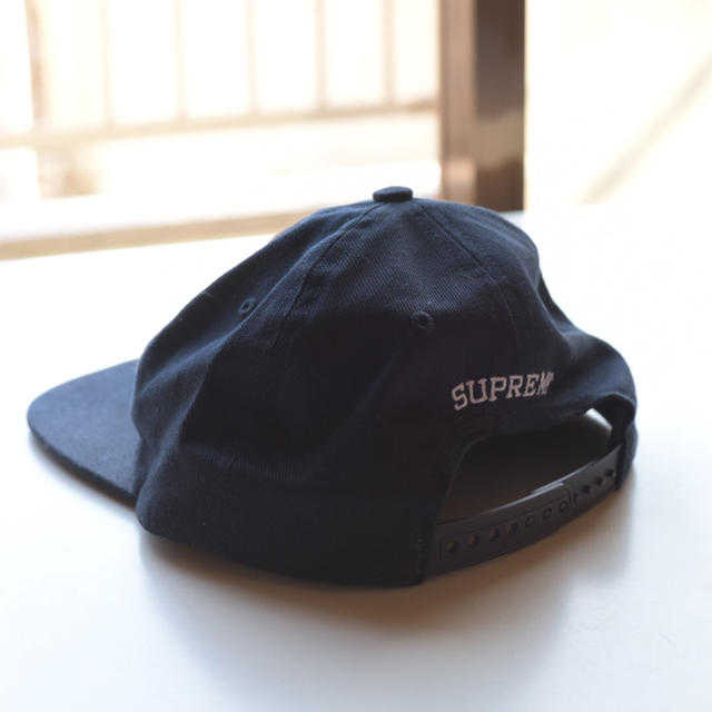 Supreme(シュプリーム)の【新品未使用・即売カラー】ノベルティ付 シュプリーム キャップ ネイビー メンズの帽子(キャップ)の商品写真