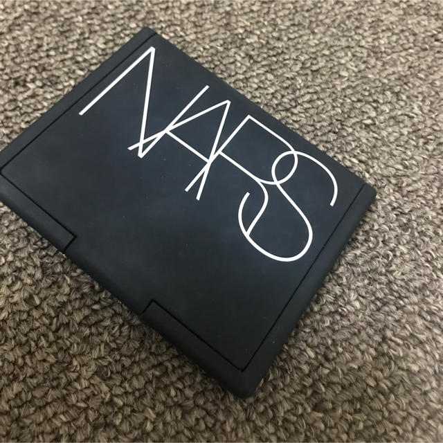 NARS(ナーズ)のNARS☆ﾗｲﾄﾘﾌﾚｸﾃｨﾝｸﾞｾｯﾃｨﾝｸﾞﾊﾟｳﾀﾞｰﾌﾟﾚｽﾄ コスメ/美容のベースメイク/化粧品(フェイスパウダー)の商品写真