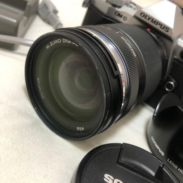 OLYMPUS(オリンパス)のOLYMPUS om-d e-m5 MarkⅡ/シルバー スマホ/家電/カメラのカメラ(ミラーレス一眼)の商品写真