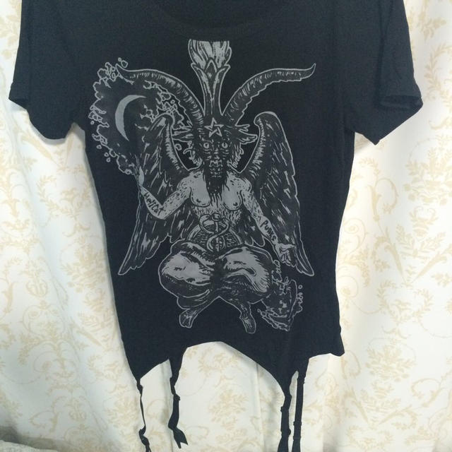 HELLCATPUNKS(ヘルキャットパンクス)のヘルキャ ガーター付き悪魔柄Tシャツ レディースのトップス(Tシャツ(半袖/袖なし))の商品写真