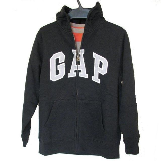 GAP(ギャップ)の新品タグ付●140cm GAP 黒裏起毛ロゴフルジップパーカー キッズ/ベビー/マタニティのキッズ服男の子用(90cm~)(ジャケット/上着)の商品写真