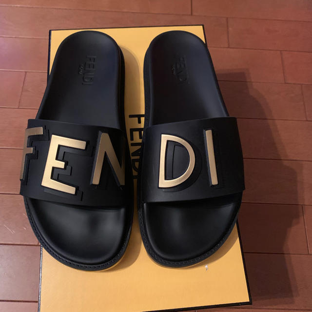 美品FENDIブラックラバーサンダル