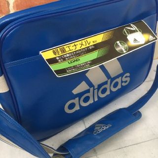 アディダス(adidas)のタグ付未使用☆アディダス☆軽量エナメル ショルダーバッグ(ショルダーバッグ)