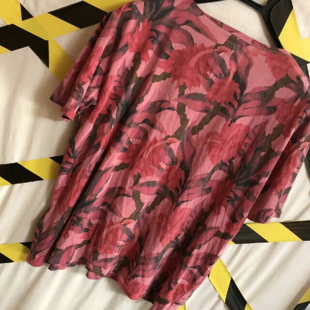 URBAN RESEARCH(アーバンリサーチ)のポケット付き レッドフラワー映え アーバンリサーチ Tシャツ 菅田将暉 メンズのトップス(Tシャツ/カットソー(半袖/袖なし))の商品写真