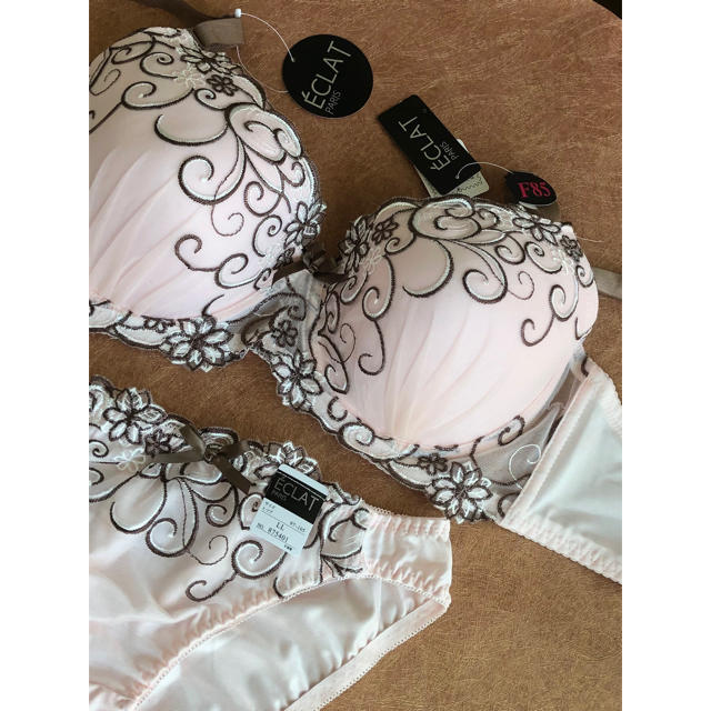 ブラジャー＆ショーツ♡F85☆淡いピンク生地に茶色の花柄刺繍がとっても可愛い レディースの下着/アンダーウェア(ブラ&ショーツセット)の商品写真