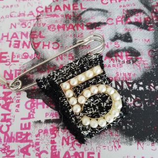 シャネル(CHANEL)のCHANEL風ブローチ♡No.5(ブローチ/コサージュ)