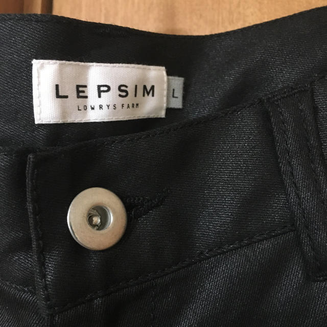 LEPSIM LOWRYS FARM(レプシィムローリーズファーム)のレプシム レザー風 パンツ レディースのパンツ(カジュアルパンツ)の商品写真