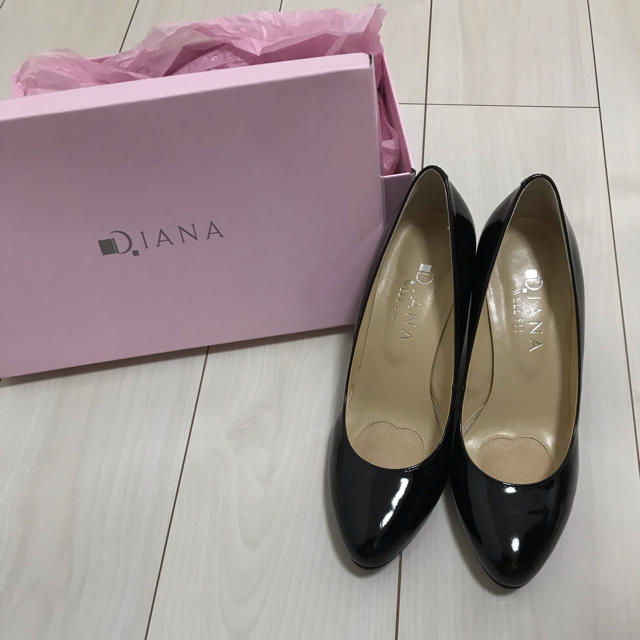 DIANA(ダイアナ)の新品 ダイアナ エナメルウエッジパンプス 黒　在庫処理します。値下げしました レディースの靴/シューズ(ハイヒール/パンプス)の商品写真