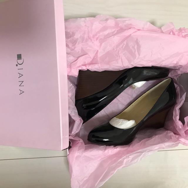 DIANA(ダイアナ)の新品 ダイアナ エナメルウエッジパンプス 黒　在庫処理します。値下げしました レディースの靴/シューズ(ハイヒール/パンプス)の商品写真