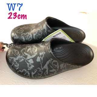 クロックス(crocs)の新品 クロックス スローングラフィッククロッグ ローズ柄 サボ W7 23cm(サンダル)