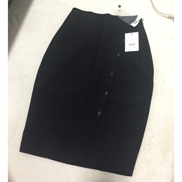 LIP SERVICE(リップサービス)のリップサービス☆ボタンスリットスカート レディースのスカート(ひざ丈スカート)の商品写真