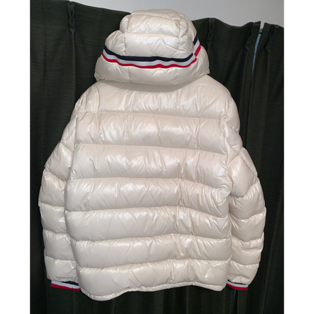 MONCLER(モンクレール)のMONCLER モンクレール ダウン ホワイト 白　未使用品　大きいサイズ メンズのジャケット/アウター(ダウンジャケット)の商品写真