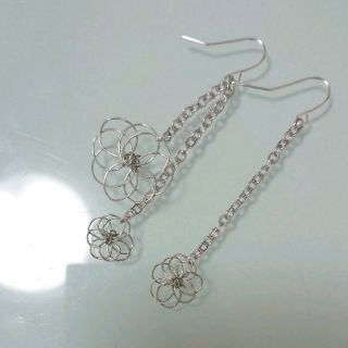 ピアス ゆれる クローバー 四つ葉 お花 ニッケルフリー シルバー カラー(ピアス)