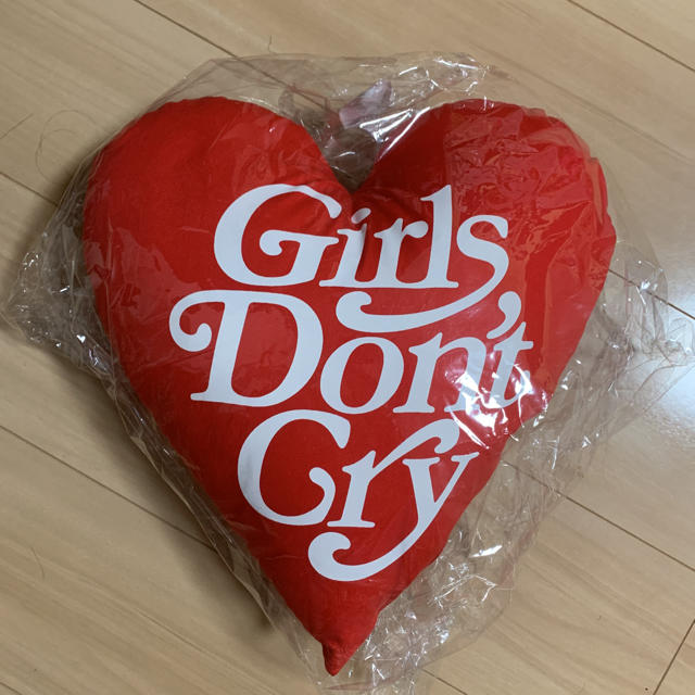 Girls Don't Cry クッション AMAZON