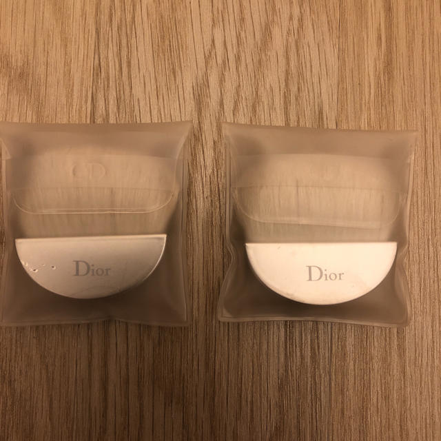 Dior(ディオール)のDior フェイスブラシ 新品未使用 2個 コスメ/美容のベースメイク/化粧品(フェイスパウダー)の商品写真