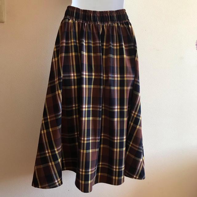 GU(ジーユー)のチェックスカート ミモレ丈 ブラウン S タータンチェック 秋口スカート 秋  レディースのスカート(ロングスカート)の商品写真