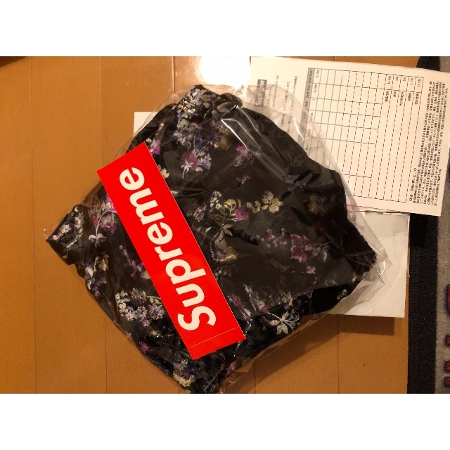 Supreme(シュプリーム)のSupreme 19AW Floral Velour Shorts Mサイズ メンズのパンツ(ショートパンツ)の商品写真