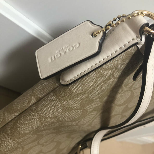 COACH(コーチ)のコーチ COACH ショルダーバッグ ライトベージュ シグネチャー レディースのバッグ(ショルダーバッグ)の商品写真