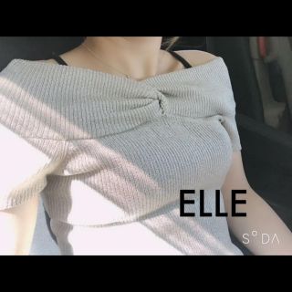 エル(ELLE)のELLE ニット ゴールド ラメ トップス オフショル 38(ニット/セーター)