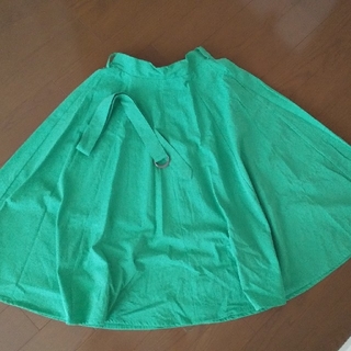 アルピーエス(rps)のキレイなグリーン色  スカート(ひざ丈スカート)