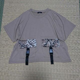 シマムラ(しまむら)のTシャツ カットソー パイソン ベージュ(Tシャツ(半袖/袖なし))