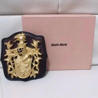 ミュウミュウ(miumiu)のミュウミュウ 紋章 ブローチ(ブローチ/コサージュ)