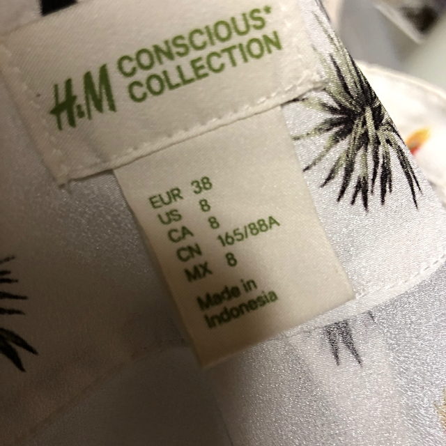 H&M(エイチアンドエム)のH&M アニマル ボタニカル 半袖 ブラウス カットソー レディースのトップス(シャツ/ブラウス(半袖/袖なし))の商品写真