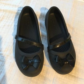 クロックス(crocs)のクロックス リボン付きバレーシューズ Lina Flat サイズC13 19cm(サンダル)