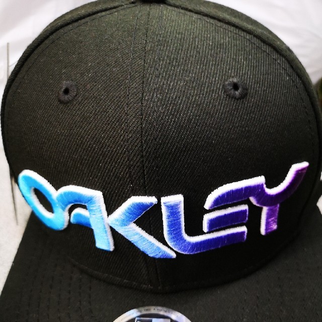 Oakley(オークリー)の新品未使用　オークリー　スナップバックキャップ　帽子　oaklay

 メンズの帽子(キャップ)の商品写真