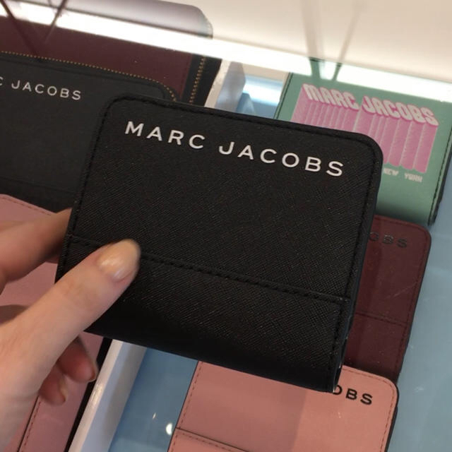 Marc Jacobs マークジェイコブス ロゴ入り二つ折り財布レディース