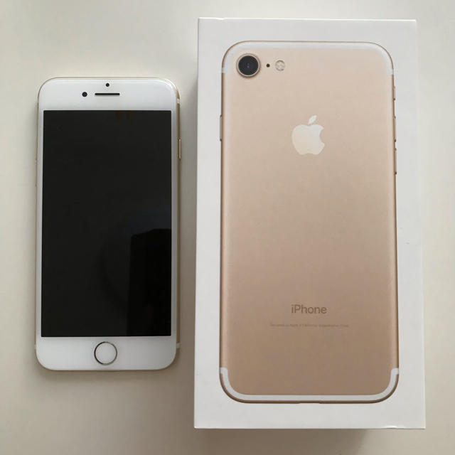 iPhone(アイフォーン)の［専用です］Apple iPhone7 32GB ゴールド  GOLD スマホ/家電/カメラのスマートフォン/携帯電話(スマートフォン本体)の商品写真