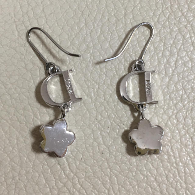 DIOR フラワーピアス