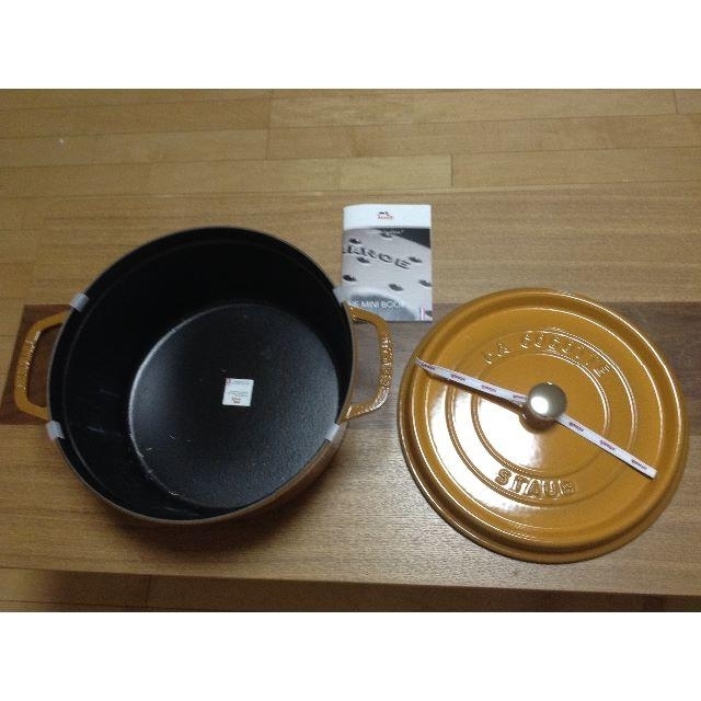 STAUB(ストウブ)の【seterious様専用】ピコ ココット ラウンド 28cm マスタード  インテリア/住まい/日用品のキッチン/食器(鍋/フライパン)の商品写真