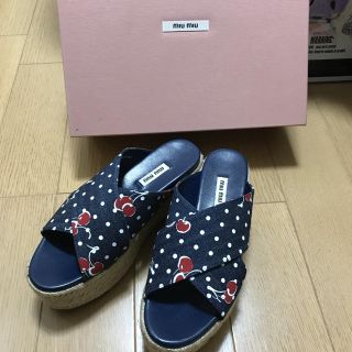 ミュウミュウ(miumiu)の連休値下げ！miumiu  チェリー柄 デニムサンダル(サンダル)