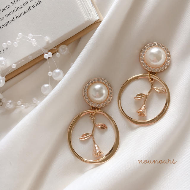 who's who Chico(フーズフーチコ)の〖再〗pearl cabochon×rose ring pierce＊. ハンドメイドのアクセサリー(ピアス)の商品写真