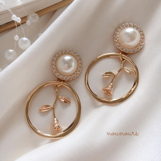 who's who Chico(フーズフーチコ)の〖再〗pearl cabochon×rose ring pierce＊. ハンドメイドのアクセサリー(ピアス)の商品写真