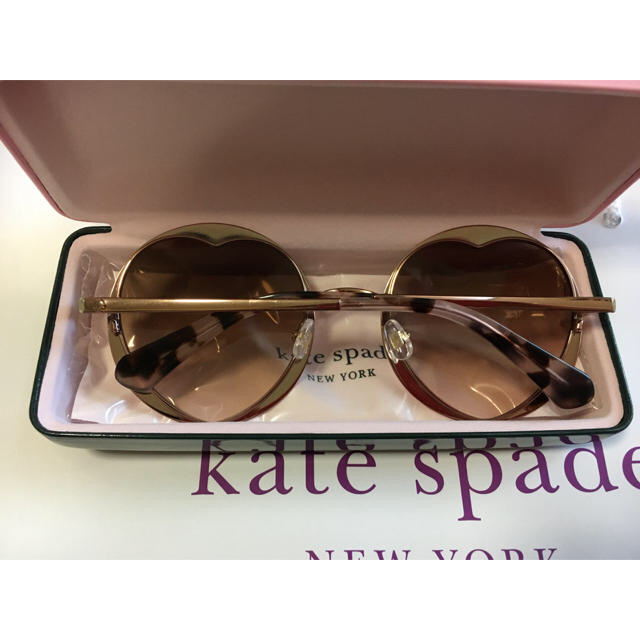 kate spade new york(ケイトスペードニューヨーク)の【値下げ❗️新品】ラブリー♡大人気のケイトスペード のハートのサングラス  レディースのファッション小物(サングラス/メガネ)の商品写真