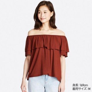 ユニクロ(UNIQLO)の新品　M　ユニクロ　2WAYラッフルオフショルダーT　茶(カットソー(半袖/袖なし))