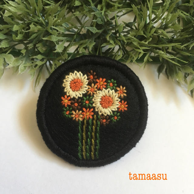 470.お花の刺繍ブローチ✴︎受注製作 ハンドメイドのアクセサリー(コサージュ/ブローチ)の商品写真