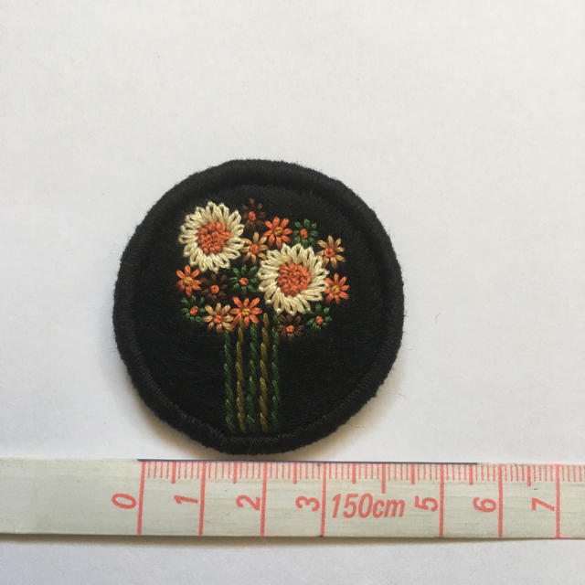 470.お花の刺繍ブローチ✴︎受注製作 ハンドメイドのアクセサリー(コサージュ/ブローチ)の商品写真