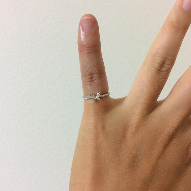 蝶 ホワイト ゴールド 指輪 ピンキー リング レディースのアクセサリー(リング(指輪))の商品写真